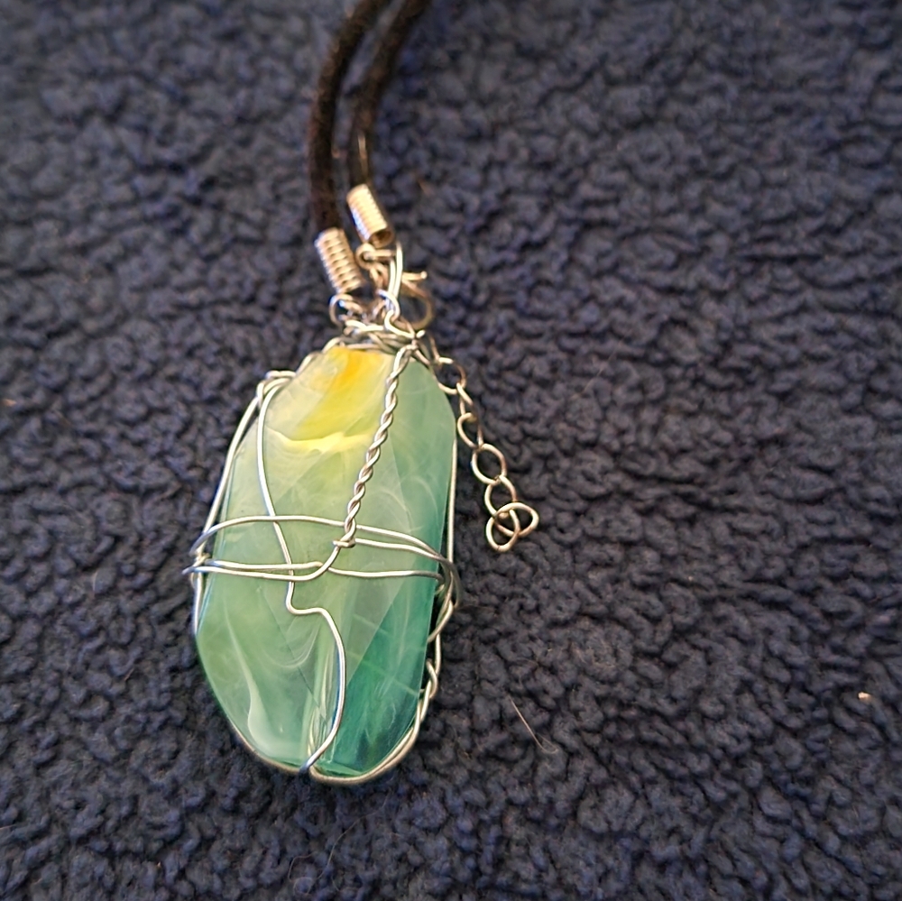 Elegant Green Wire-Wrapped Pendant Necklace